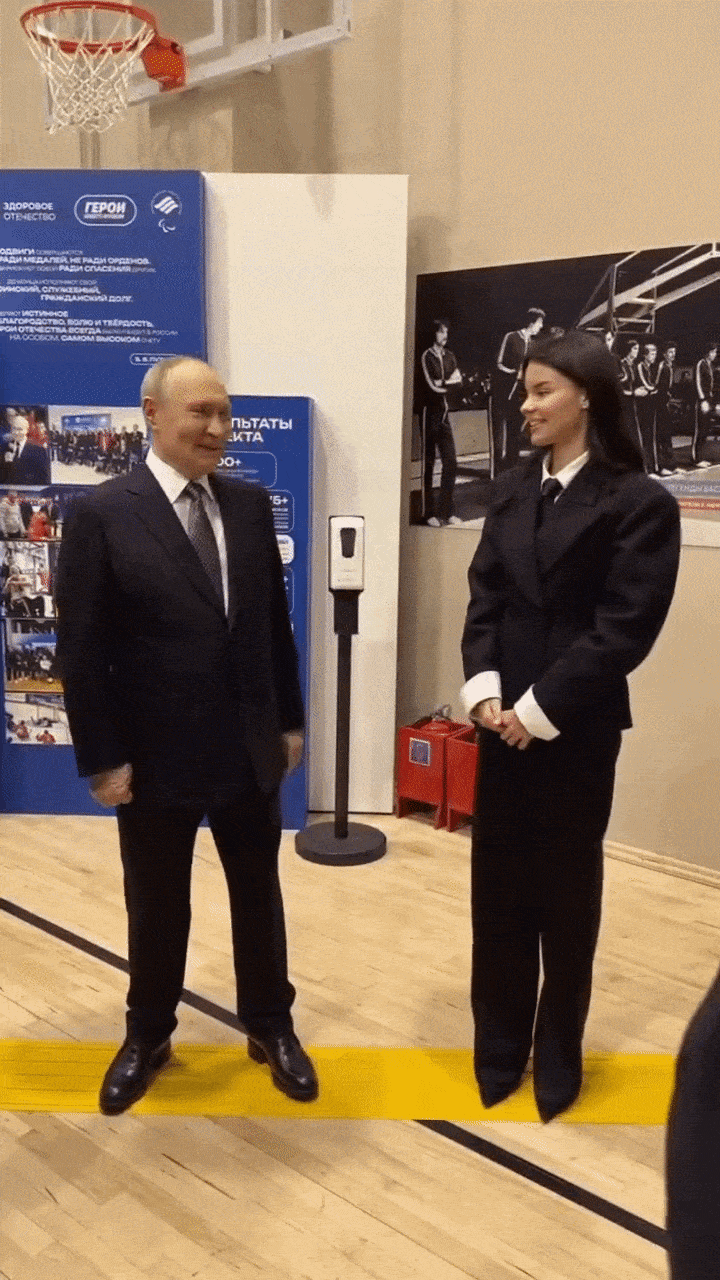 블라디미르 푸틴 러시아 대통령이 6일(현지시간) 사마라 행사장에서 청년단체 ‘건강한 조국’ 대표 예카테리나 레슈친스카야와 악수하고 있다. 푸틴의 오른손은 정맥이 도드라진 채 굳어 있는 모습으로 포착됐다. 출처=엑스