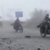 thumbnail - [포착] ‘매드맥스’처럼…파손된 차·오토바이 타고 진격하는 러시아군 (영상)