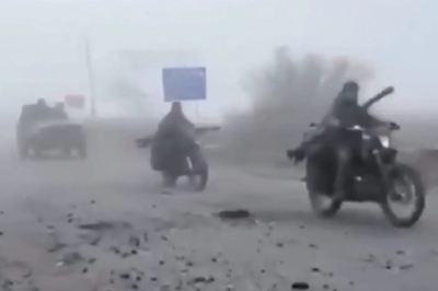 thumbnail - ‘매드맥스’처럼…파손된 차·오토바이 타고 진격하는 러시아군 (영상)
