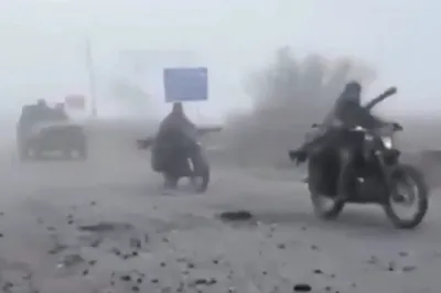 thumbnail - ‘매드맥스’처럼…파손된 차·오토바이 타고 진격하는 러시아군 (영상)