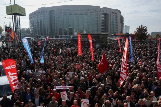 지난달 3월 공화인민당과 이마모을루 전 시장 지지자들이 튀르키예 이스탄불 법원 앞에서 시위를 벌이고 있다. 로이터 연합뉴스
