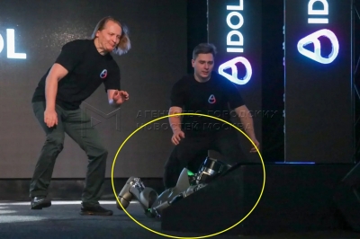 thumbnail - 술에 취했나?…러시아 첫 휴머노이드 로봇 보행 중 넘어져 망신 (영상)