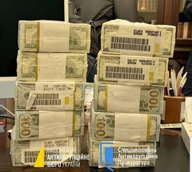 우크라이나 국가반부패국(NABU)이 압수수색 과정서 확보한 돈뭉치