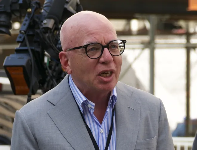 마이클 울프 미국 언론인이 2021년 뉴욕에서 인터뷰 중 발언하고 있다. SWinxy, CC BY 4.0, via Wikimedia Commons