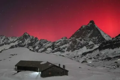 천상의 붉은 커튼…알프스 마터호른서 빛나는 환상의 오로라