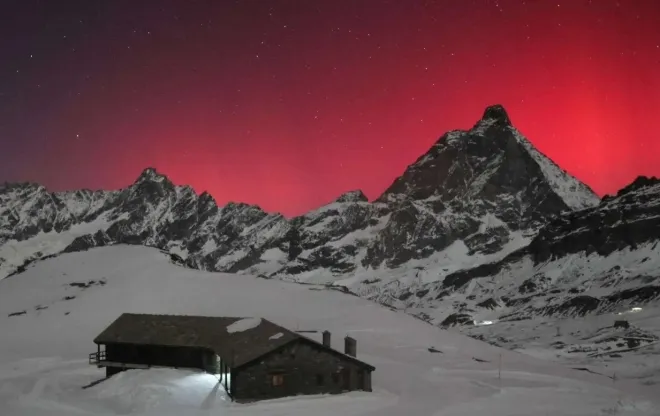 난 12일(현지시간) 마터호른에서 포착한 오로라. 로이터 연합뉴스