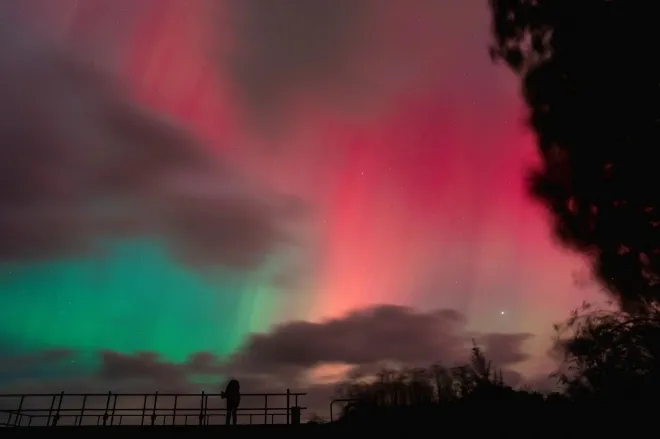 지난해 10월 덴마크의 한 호수 위에서 관측된 오로라 모습. 로이터 연합뉴스 자료사진