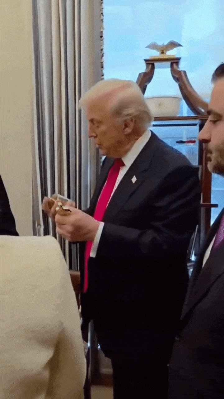 트럼프 대통령이 향수를 자기 몸에 먼저 뿌린 뒤 알샤라 대통령에게 뿌리며 농담을 나누는 장면. 온라인 영상에서 갈무리