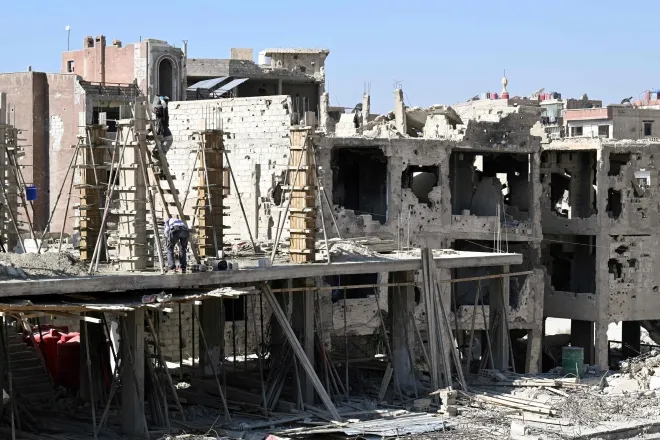 지난달 30일 시리아 수도 다마스쿠스 인근 다라야 지역에서 전쟁으로 파괴된 건물을 재건하는 노동자들. 2025년 10월 30일. AFP 연합뉴스