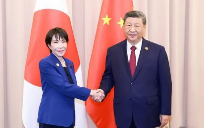 시진핑(오른쪽) 중국 국가주석과 다카이치 사나에 일본 총리가 지난달 31일 경주에서 만나 악수를 나누고 있다. 신화 연합뉴스