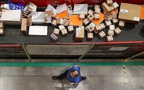 우체국에 쌓여 있는 소포들. 로이터 연합뉴스