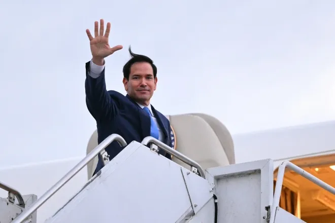 마코 루비오 미국 국무장관이 12일(현지시간) 캐나다 온타리오주 해밀턴의 존 C. 먼로 국제공항에서 G7 외교장관 회의를 마치고 전용기에 오르며 손을 흔들고 있다. AP 연합뉴스