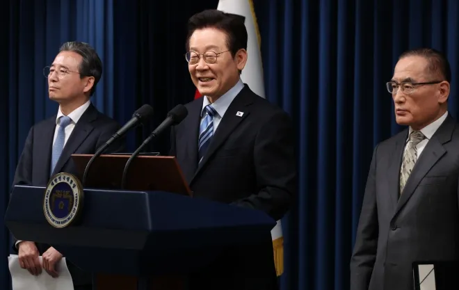 이재명 대통령이 14일 서울 용산 대통령실에서 한미 관세·안보 협상 ‘조인트 팩트시트’(공동 설명자료) 최종 합의를 발표하고 있다. 왼쪽부터 김용범 정책실장, 이 대통령, 위성락 국가안보실장. 2025.11.14 연합뉴스