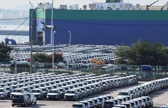 한미 관세·안보 협상의 결과물인 ‘조인트 팩트시트’(공동 설명자료)가 14일 최종 확정됐다. 이재명 대통령은 이날 오전 서울 용산 대통령실에서 팩트시트 내용이 최종 합의됐다는 사실을 직접 발표했다. 사진은 14일 경기도 평택항에 수출용 자동차가 세워져 있는 모습. 2025.11.14 연합뉴스