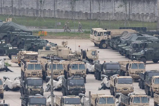 미국 언론이 미 정부가 주한미군 감축을 검토하고 있다고 보도한 23일 오전 경기도 동두천시의 주한미군 기지에서 미군 차량이 대기하고 있다. 2025.5.23 연합뉴스