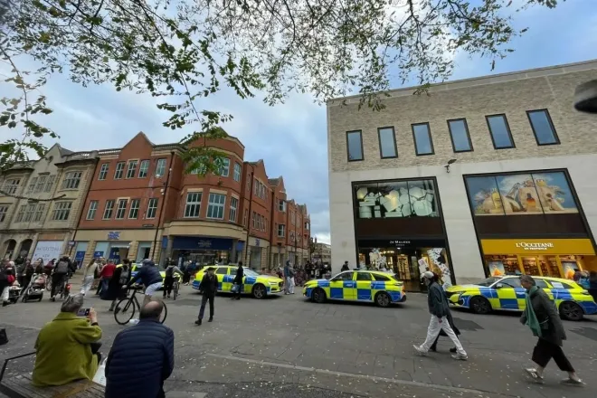 사건 후 옥스퍼드 도심에 대규모 경찰 병력이 배치된 모습. 사진=에스메 케니