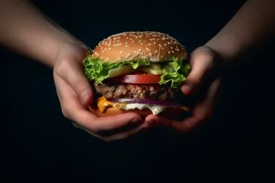 美 40대 남성, 햄버거 먹고 급사…원인은 ‘이것’에 물린 탓?