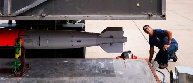 샌디아 국립연구소 기술자가 F-35A에 장착할 B61-12 시험탄의 열 조건 사전처리 준비 과정을 점검하고 있다. Craig Fritz/샌디아 국립연구소 제공