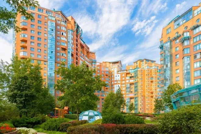 모스크바 서부 고급 단지 ‘골든 키스-2’ 전경. 알리사 카르체바가 아파트를 양도받은 곳으로, 푸틴 측근 네트워크와 연결된 부동산으로 지목된다. 출처=프로엑트