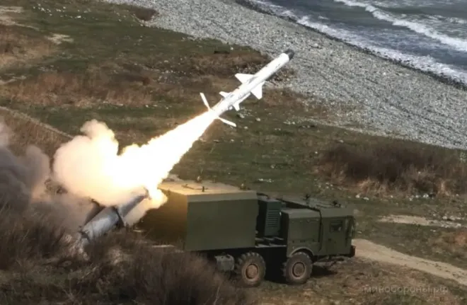 러시아의 지상 발사형 Kh-35 미사일 발사 모습. 러시아 국방부 제공