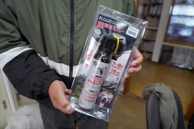 곰 출몰이 이어지는 일본 이와테현 하나마키의 사사마 유치원에서 데라바시 다쿠야 원장이 곰 퇴치 스프레이를 들고 있다. 일본에서는 올해 4월 이후 곰 습격으로 사망자가 13명으로 역대 최다를 기록했으며, 곰이 주택가·학교 인근·상점가까지 잇따라 나타나고 있다. 2025년 10월 24일 촬영. AFP 연합뉴스