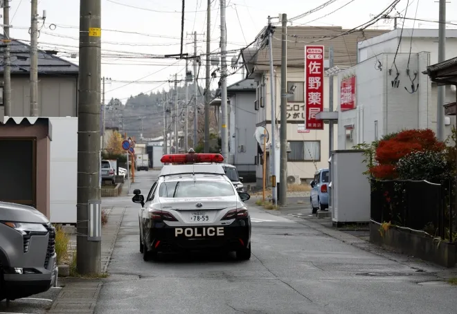 곰 출몰 신고가 접수된 일본 아키타현의 한 주택가를 경찰 순찰차가 돌고 있다. 2025년 11월 13일, 전국 곰 습격 사망자가 올해만 13명으로 역대 최다를 기록하자 일본 경찰은 소총을 사용하는 ‘곰 퇴치 기동대’ 운용을 시작했다. EPA 연합뉴스