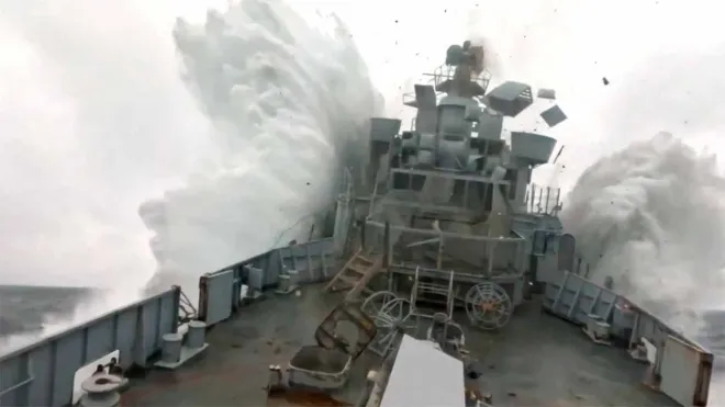 잠수함 어뢰를 맞은 프리깃함 모습. 영상 캡처