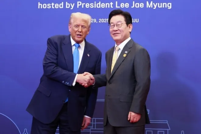 2025년 10월 29일 경주에서 만난 도널드 트럼프 미국 대통령(왼쪽)과 이재명 대통령 (오른쪽). 연합뉴스