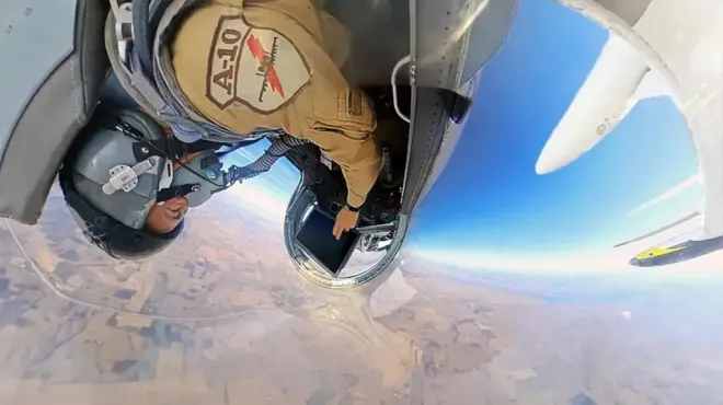 록히드마틴이 과거 실시한 시험에서 경공격기 L-39의 뒷좌석 조종사가 터치 기반 인터페이스로 드론을 통제하는 장면. 단좌 전투기에서도 다수 무인기를 지휘하기 위한 미래 운용 구조를 검증하는 과정이다. 록히드마틴 제공