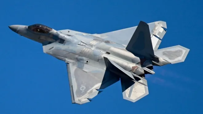 미 공군 F-22 랩터가 2025년 4월 오클라호마주 앨터스 공군기지 에어쇼에서 기동 비행을 펼치고 있다. 미 공군 제공
