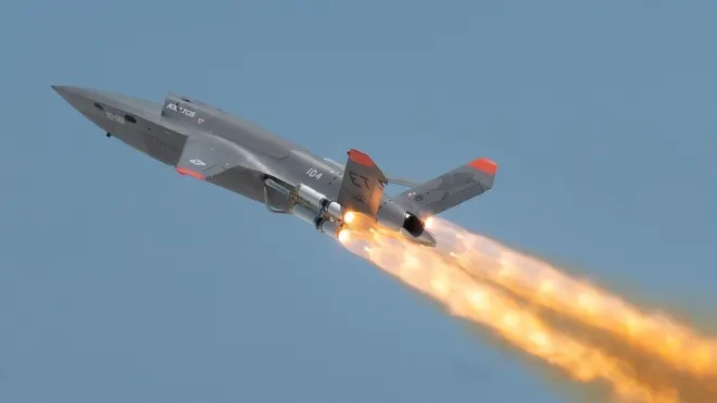 미 공군의 자율형 전술 무인기 XQ-58A ‘발키리’가 플로리다 에글린 공군기지 인근 시험구역 상공을 비행하고 있다. 미 공군 제공