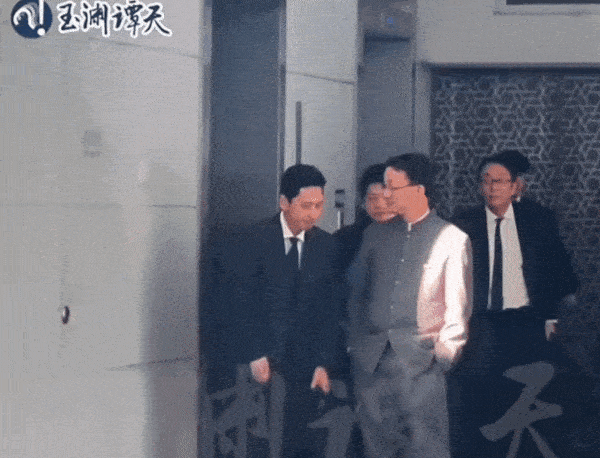 가나이 마사아키 일본 외무성 아시아대양주국장(왼쪽)이 18일 베이징에서 류진쑹 중국 외교부 아주사 사장(아시아 국장·맨 오른쪽)과 협의를 마친 뒤 대화를 나누고 있다. 위위안탄톈 제공