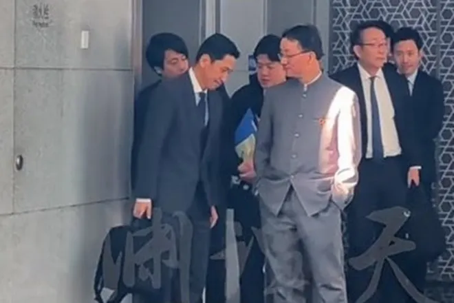 가나이 마사아키 일본 외무성 아시아대양주국장(왼쪽)이 18일 베이징에서 류진쑹 중국 외교부 아주사 사장(아시아 국장·맨 오른쪽)과 협의를 마 친후 모습. 중국 위위안탄톈 영상 캡처