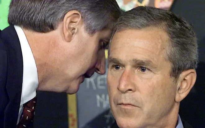 2001년 9월 11일 미국 플로리다주 한 초등학교에서 보좌진으로부터 뉴욕 테러 소식을 보고받는 조지 W. 부시 당시 대통령의 모습. AFP 연합뉴스