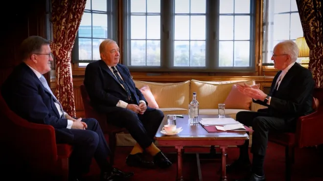 로버트슨 전 나토 사무총장(왼쪽)과 웨스트 전 영국 해군참모총장(가운데)이 17일(현지시간) 유튜브에 공개된 영국 상원 ‘로드 스피커스 코너’에서 맥폴 상원의장과 국방·안보 현안을 논의하고 있다. 영국 상원 제공