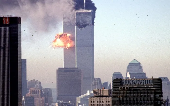 2001년 9월 11일 뉴욕 세계무역센터(WTC) 쌍둥이타워에 여객기가 충돌한 직후 폭발 장면이 포착됐다. 미국은 당시 테러 직후 핵전력 일부를 긴급 대비태세로 전환한 것으로 알려졌다. AFP 연합뉴스