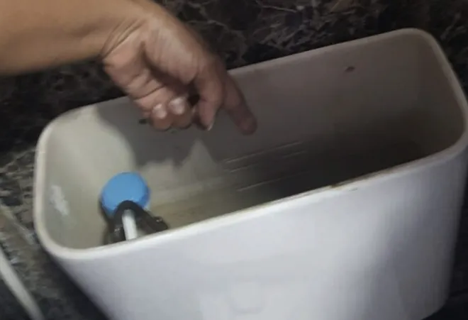 현지시간으로 지난 15일 태국 방콕의 한 건물 화장실에서 변기 수조에 버려진 신생아가 구조됐다. 사진은 신생아가 발견된 변기 수조. 방콕포스트 제공