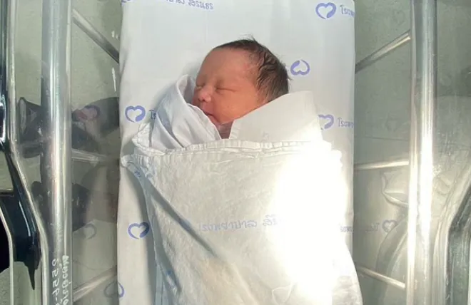 현지시간으로 지난 15일 태국 방콕의 한 건물 화장실에서 변기 수조에 버려진 신생아가 구조됐다. 사진은 병원에서 회복 중인 신생아의 모습. 방콕포스트 제공