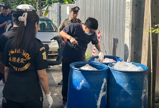 현지시간으로 지난 15일 태국 방콕의 한 아파트 단지 인근 쓰레기통(사진)에서 신생아 사체가 발견돼 당국이 수사에 나섰다. 방콕포스트 제공