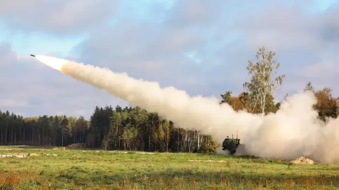 미 육군 고기동포병로켓시스템(HIMARS) 차량에서 에이태큼스(ATACMS) 전술미사일이 발사되는 모습. 에이태큼스는 사거리 최대 320㎞급 단거리 탄도미사일로 우크라이나 전장에서 핵심 장거리 타격 전력으로 운용되고 있다. 미 육군 제공