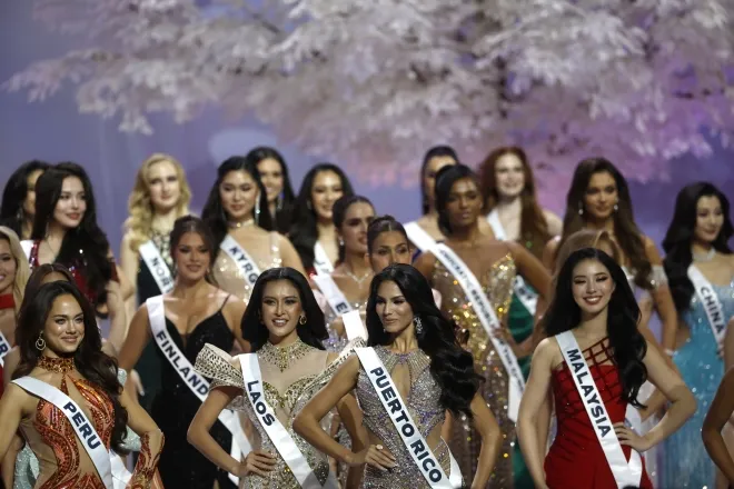 미스유니버스 2025 대회 참가자들이 5일(현지시간) 태국 방콕에서 열린 공식 환영 행사 무대에서 포즈를 취하고 있다. 올해 74회 대회에는 120개국 대표가 참여했으며 본선은 21일 열린다. EPA 연합뉴스