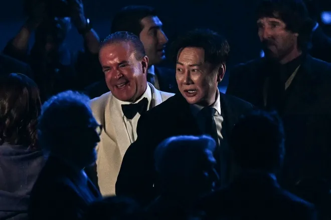 2025 미스유니버스 국가의상 프레젠테이션을 앞두고 라울 로차 미스유니버스 조직위 대표(왼쪽)와 나왓 이츠사라그리실 미스유니버스 태국 대표가 19일 방콕 북부 논타부리에서 행사장에 도착하고 있다. AFP 연합뉴스