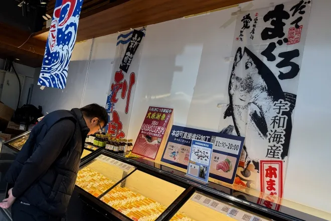 중국 베이징의 한 일본식 음식점 인근 상점에서 한 고객이 신선 해산물 코너를 살펴보고 있다. 2025년 11월 19일 촬영. 로이터 연합뉴스