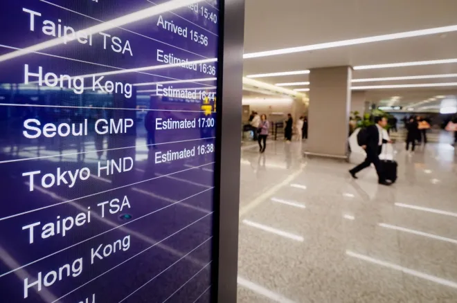 중국 상하이 훙차오국제공항 도착 안내 전광판에 일본행 항공편 정보가 표시돼 있다. 대만 관련 갈등이 고조되면서 중국 여행객들이 일본 방문을 대거 취소하는 상황이 이어지고 있다. 2025년 11월 18일. EPA 연합뉴스