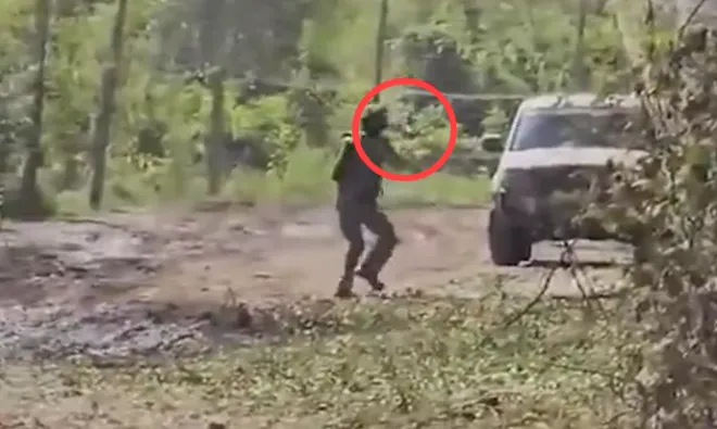 자신을 따라오던 러시아군의 자폭 드론을 단 한 번에 명중시키는 우크라이나 병사. 영상 캡처