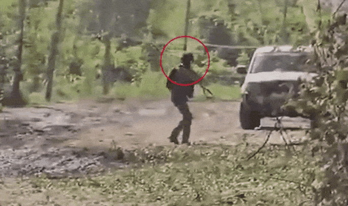 자신을 따라오던 러시아군의 자폭 드론을 단 한 번에 명중시키는 우크라이나 병사. 영상 캡처