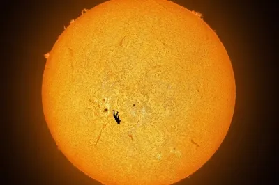 “태양 앞을 스친 인간”…AI까지 속인 1초의 실재