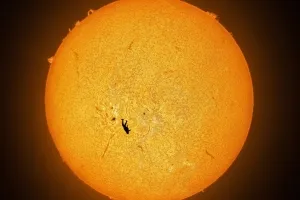 태양서 떨어지는 사람?…세계 뒤흔든 ‘이카루스의 추락’