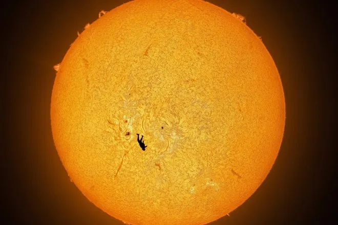 미국 천체 사진작가 앤드루 매카시가 촬영한 ‘이카로스의 추락’. 스카이다이버가 태양 채층(Chromosphere) 앞을 스쳐 지나가는 장면을 담은 첫 사례로 평가된다. 앤드루 매카시 인스타그램