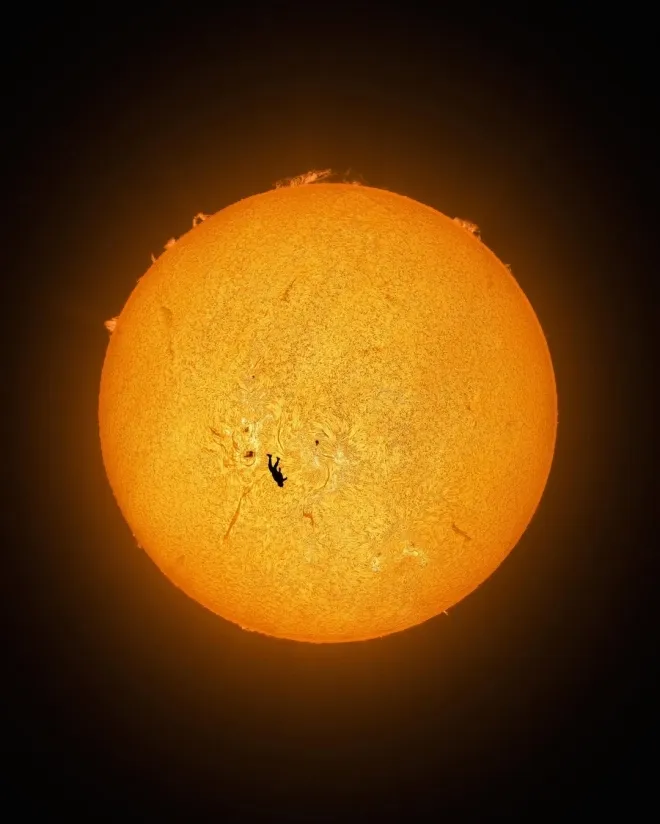 수소-알파(Hα) 파장으로 촬영한 태양 전면 이미지에 스카이다이버 실루엣을 정밀 정렬해 완성한 ‘이카로스의 추락’. 채층(Chromosphere)의 미세 구조까지 선명하게 드러난다. 앤드루 매카시 인스타그램